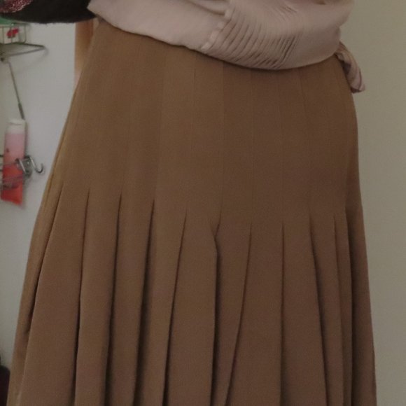 Magaschoni Caramel Fitted/Flared Silk Skirt, size 8. - Picture 8 of 8